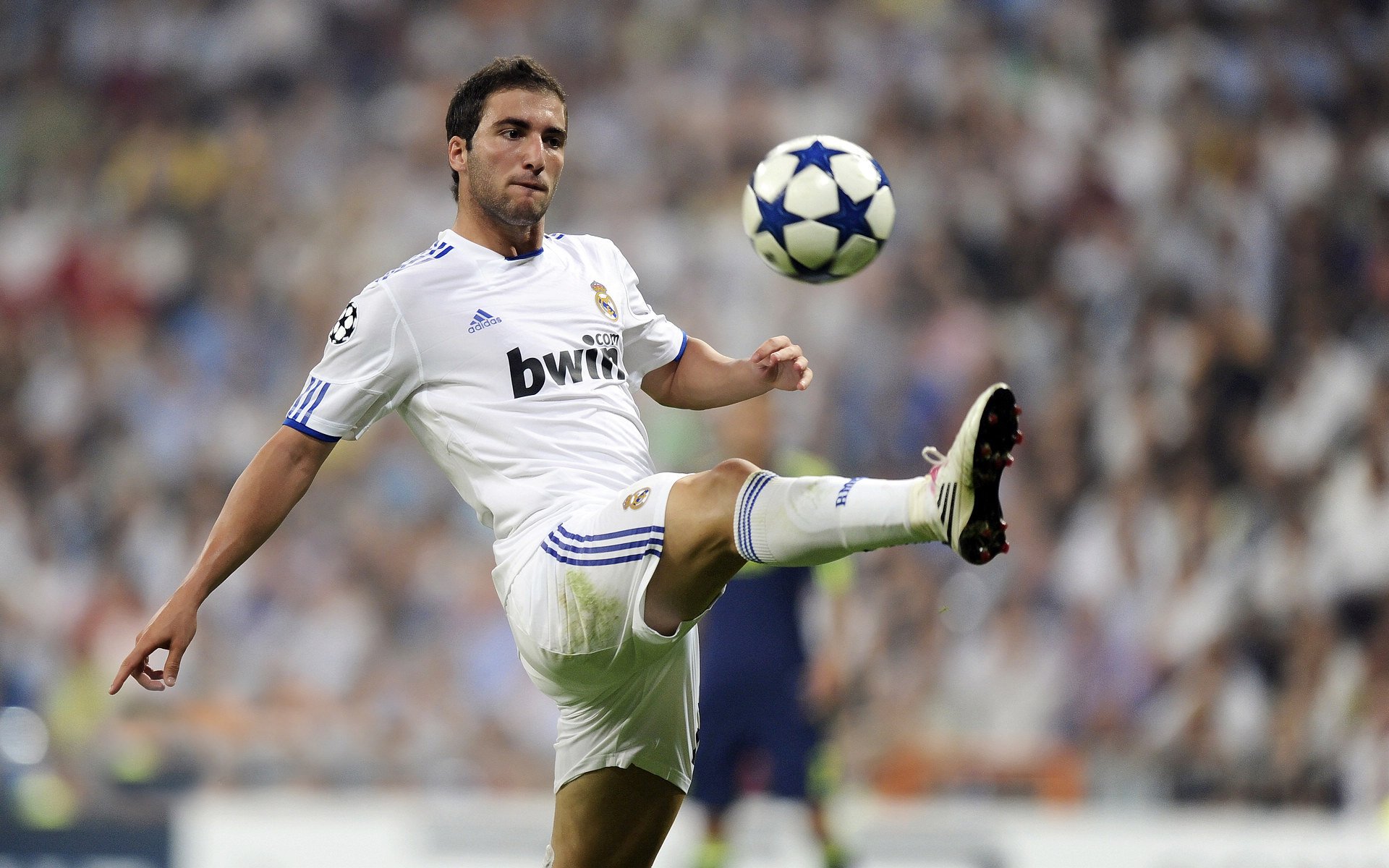 开云下载-当篮球鞋印上F1赛道，英格拉姆的弯道超车与马刺的淘汰哲学