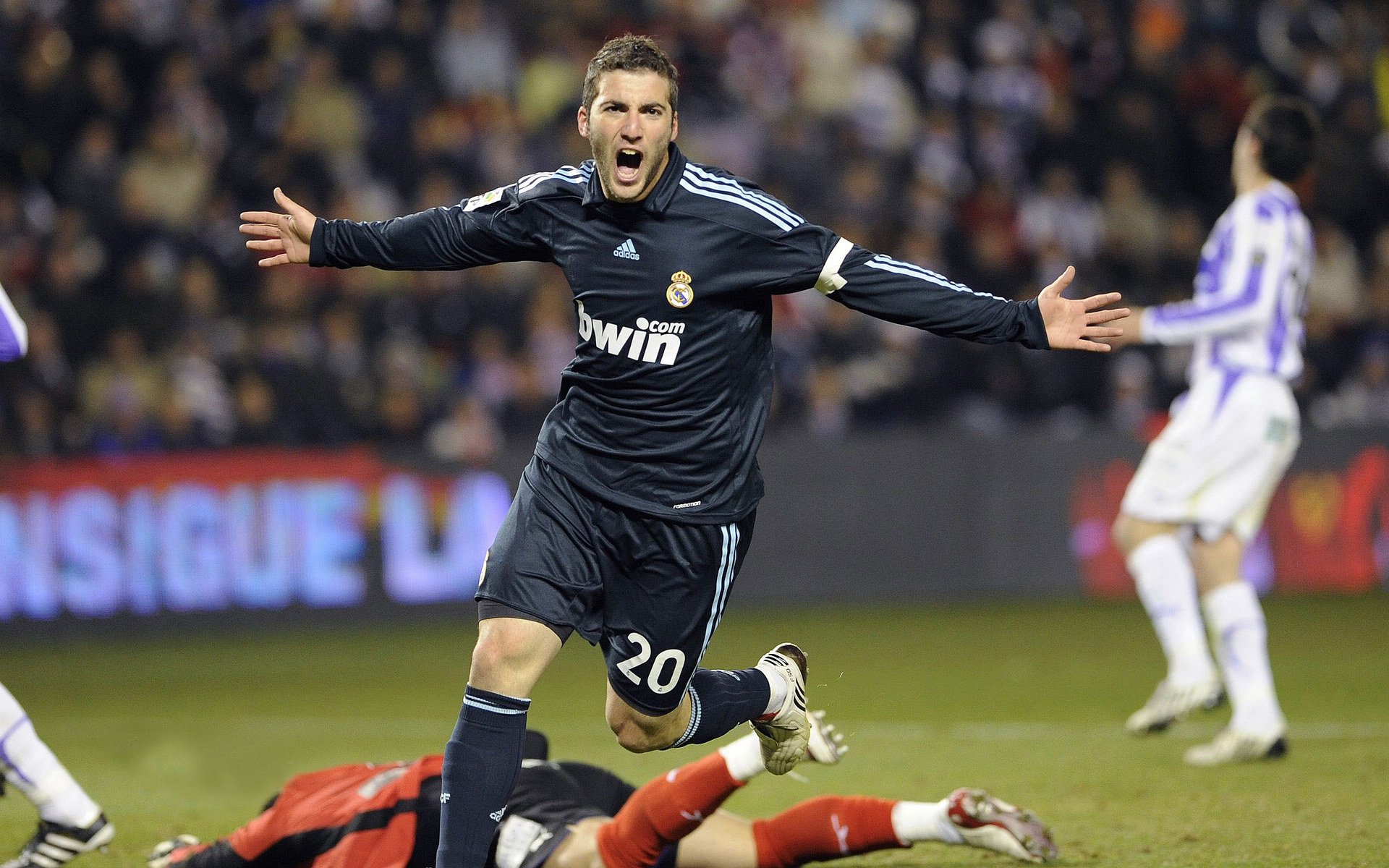 爱德华兹统治全场，灰熊横扫活塞，当狼王咆哮，汽车城沉默